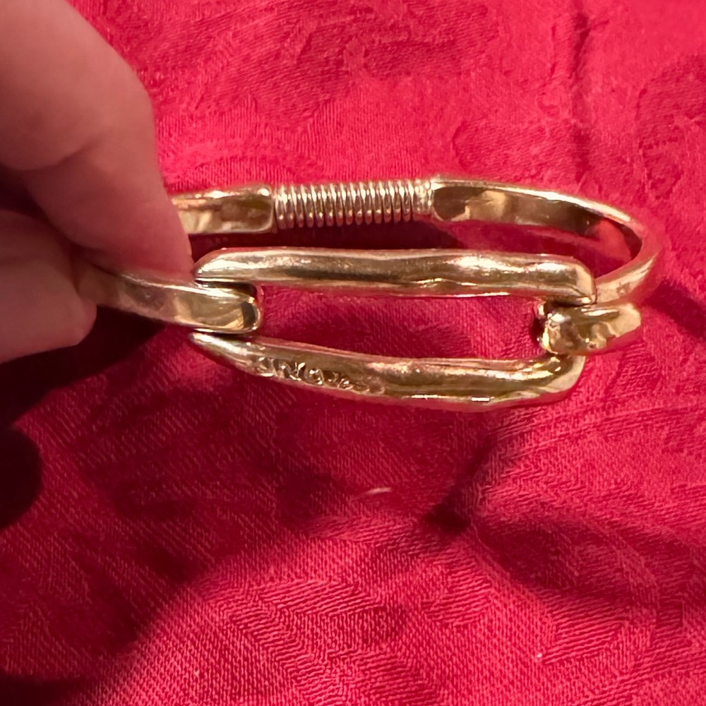 Uno de 50- Gold Tone Hook it Bracelet